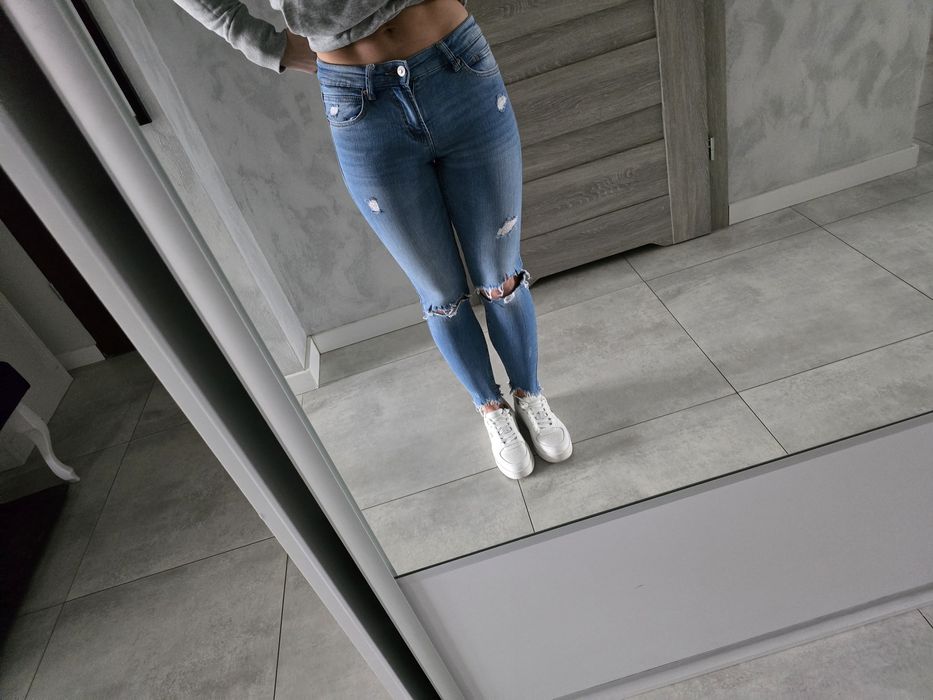 Jeansy Bershka rozm. 34 z dziurami