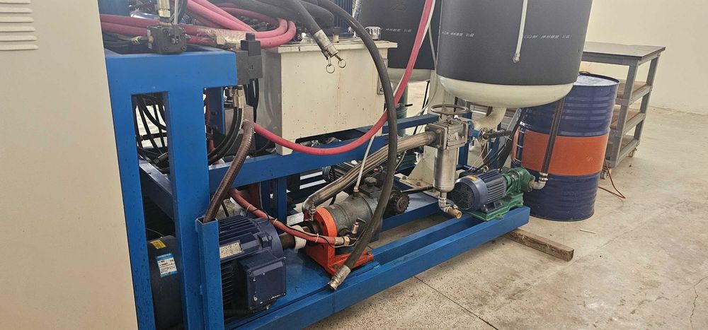 Maquina de injectar poliuretano TJXDG*220C  320L