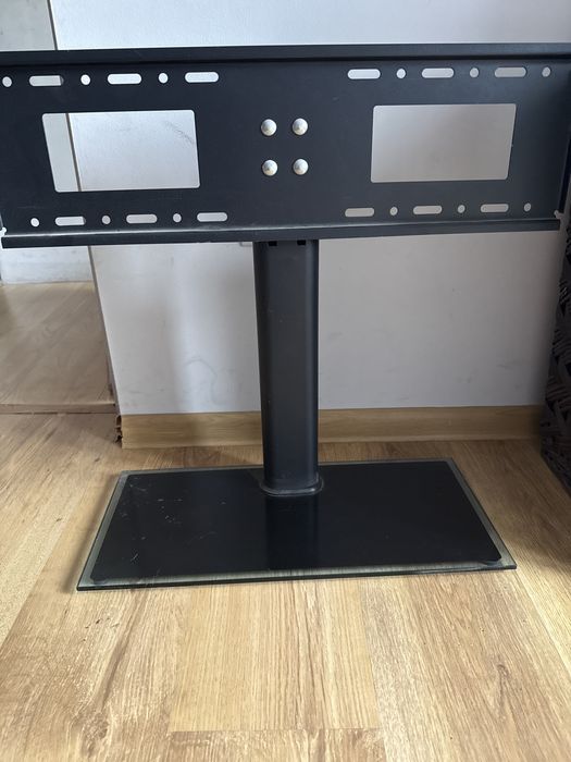 Masywny stojak pod telewizor – ciężki, szklana podstawa