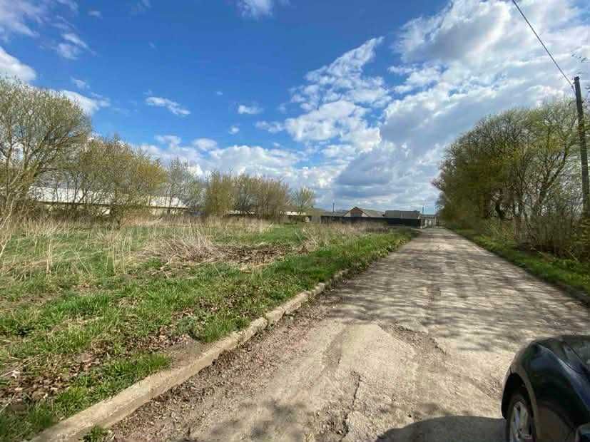 Ділянка із заїздом з дороги поблизу траси у другій лінії в с. Романівка
