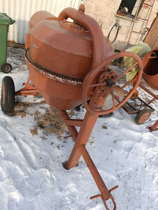 Sprzedam betoniarkę na siłę.