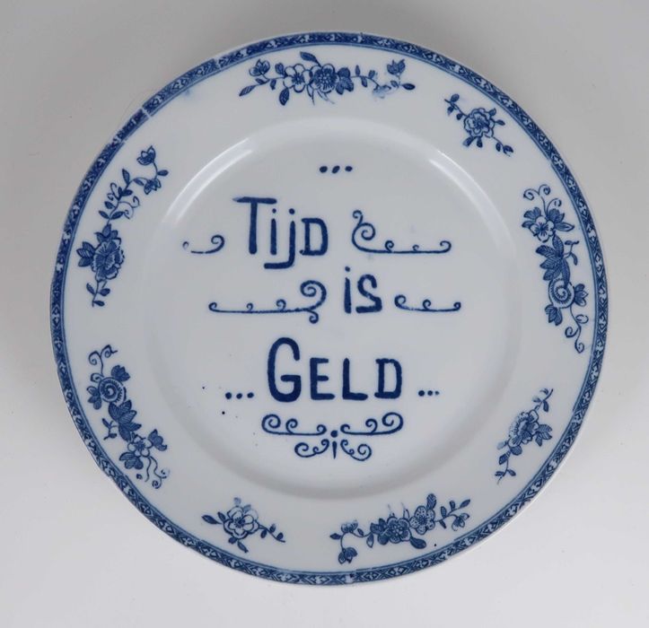Prato falante em porcelana Tijd is Geld (tempo é dinheiro)