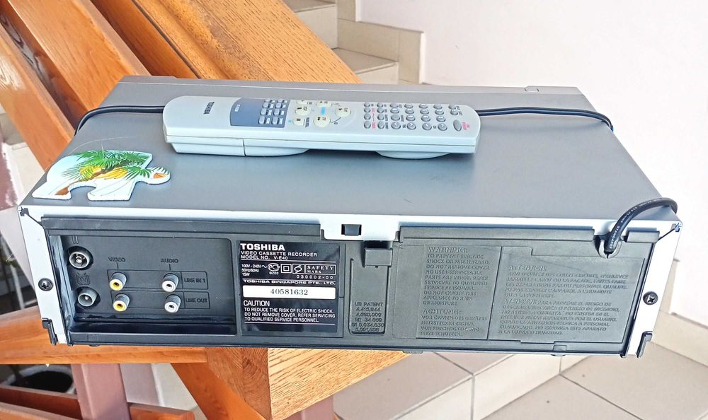 Видеомагнитофон Toshiba V-E40.