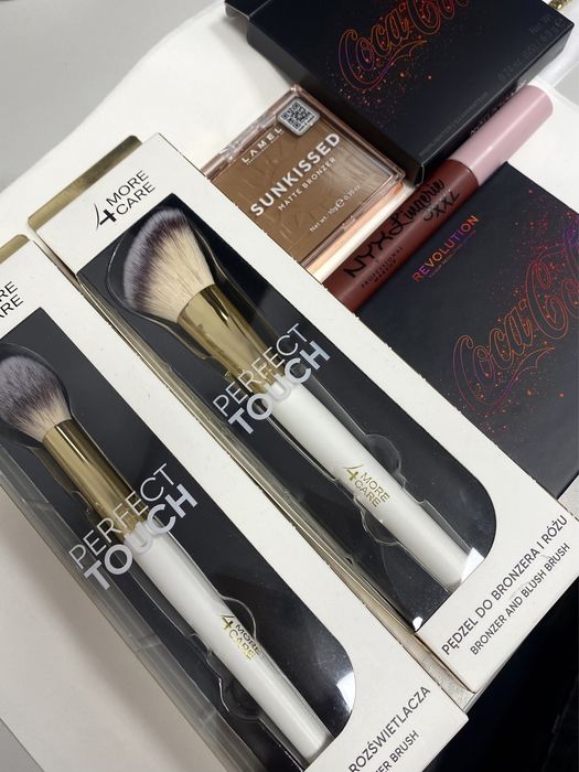 Zestaw pędzel do rozświetlacza różu bronzera pomadka nyx cosmetics revolution lamel bronzer zestaw kosmetyków