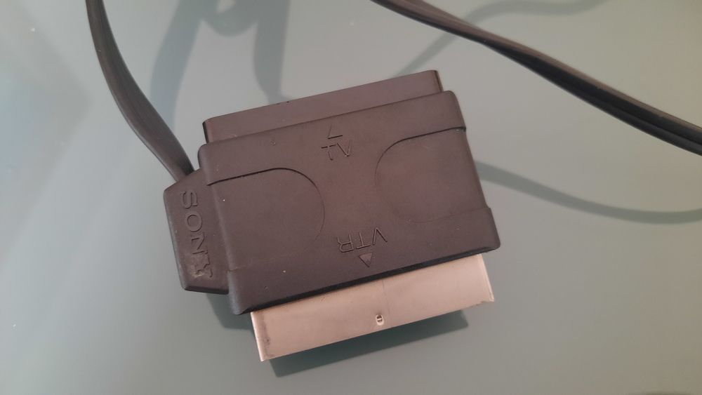 Vários cabos: HDMI, scart 21 pinos, Áudio e Vídeo