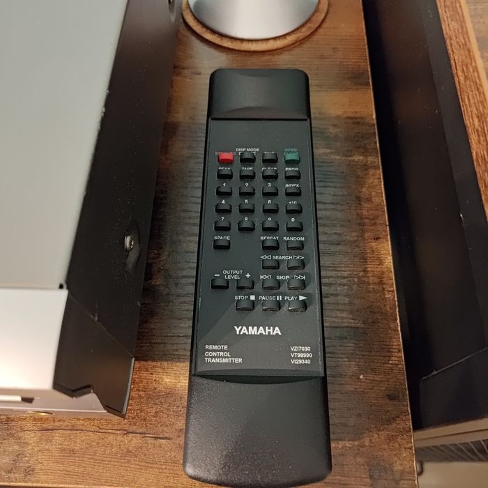 Odtwarzacz CD Yamaha CDX-596 srebrny (tytanowy) + pilot