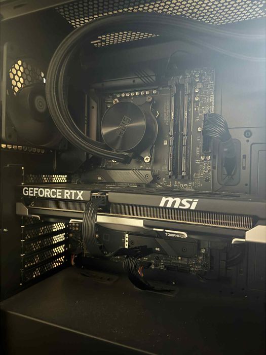 Komputer gamingowy wraz z myszka i klawiatura