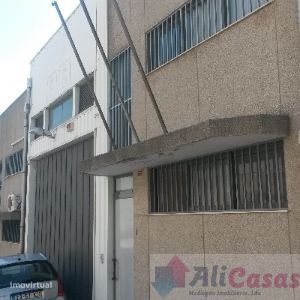 Excelente Armazém Inserido num Condomínio Fechado com  vigilância n
