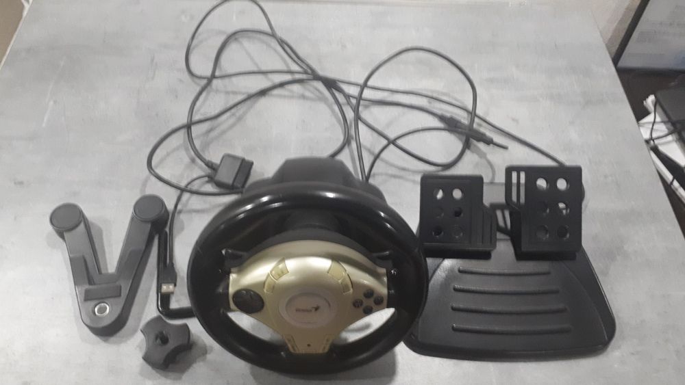 руль и педали фирмы Genius