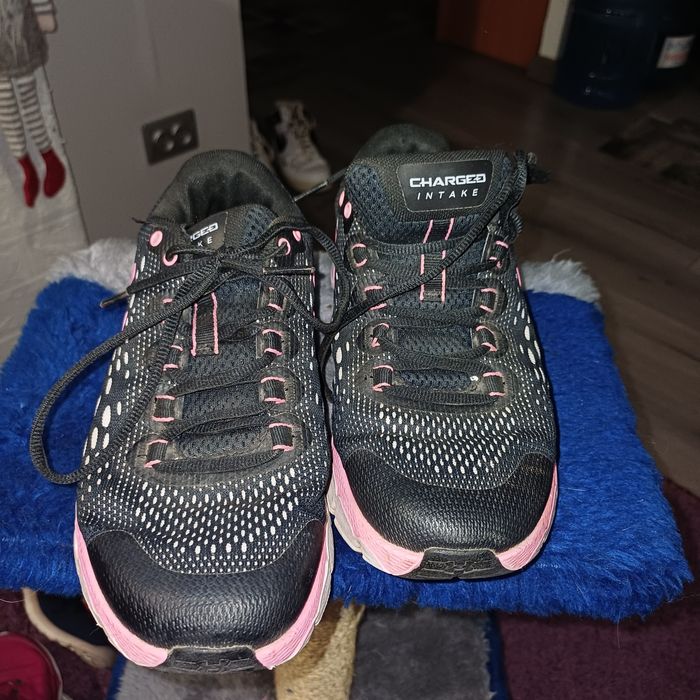 Кросовки ундер армор размер 37,5