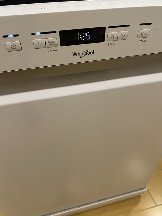 Maquina de lavar loiça Whirlpool com 2 anos