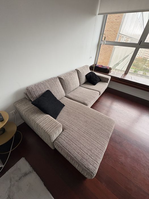 Sofá chaise long cinza