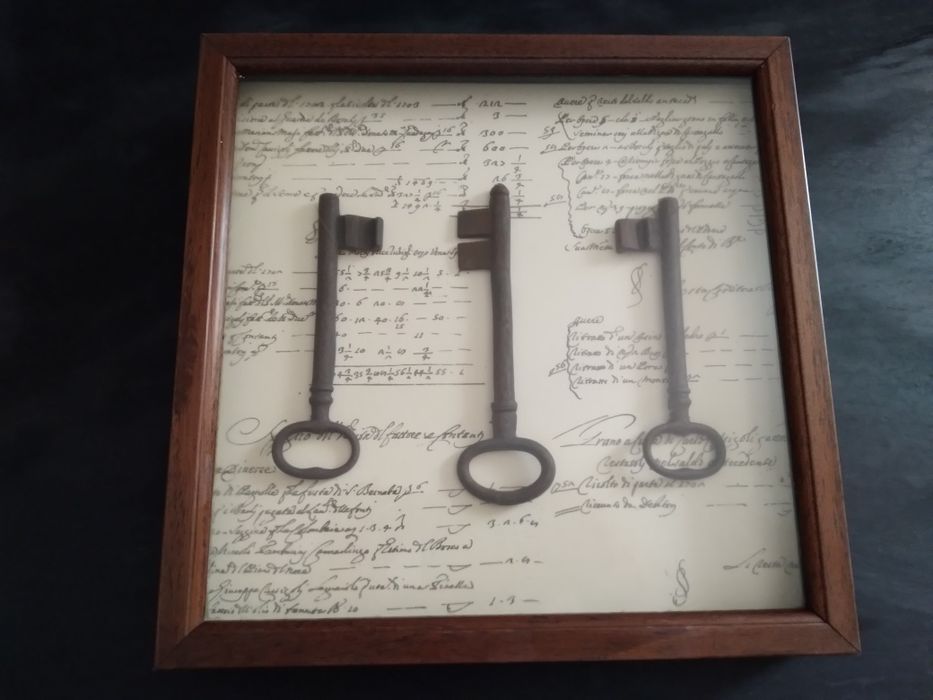 Moldura com chave muito antiga