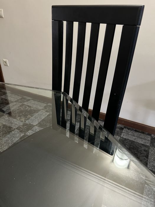 Mesa de vidro preta e 4 cadeiras