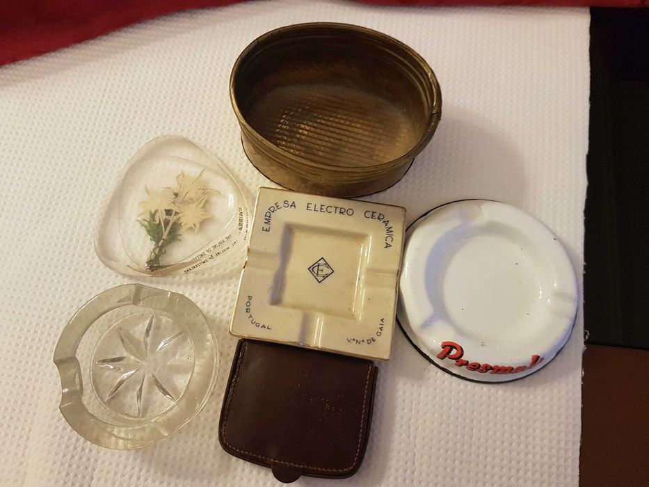 Cinzeiros - Carteira em cabedal - Vaso em Latão - Pisa Papeis - Divers