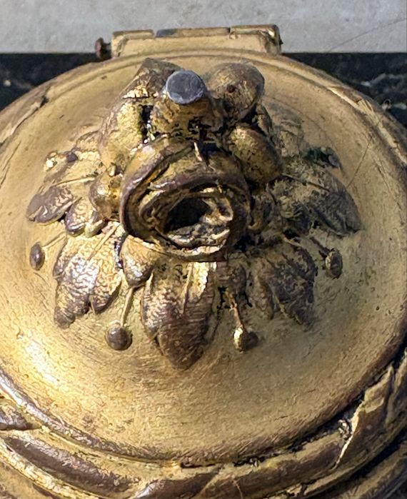 Fantástico antigo tinteiro francés Império dourado com base em mármore