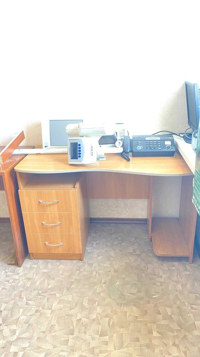 Офісний стіл із шафами