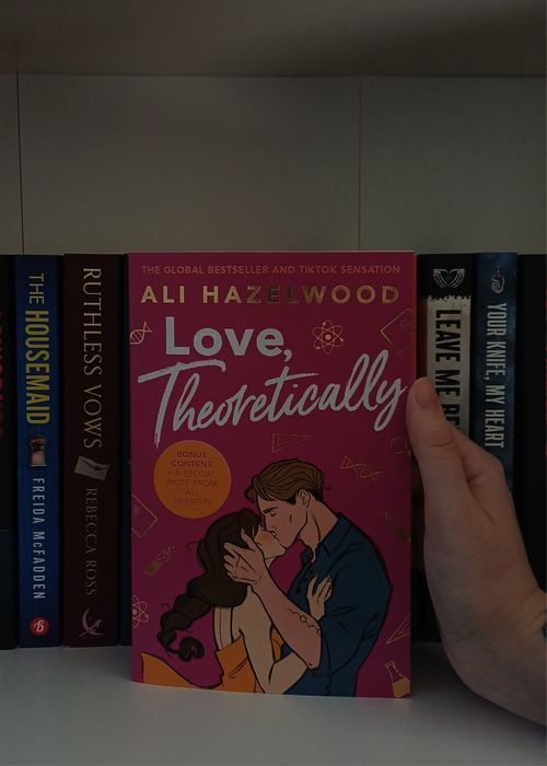 Книга «Love, Theoretically» від Ali Hazelwood