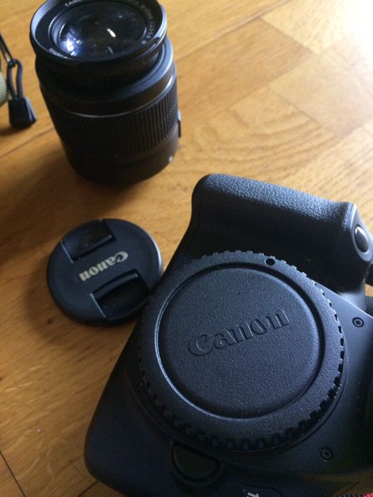 Canon 1300D com lente 18-55 mm, carregador e bolsa