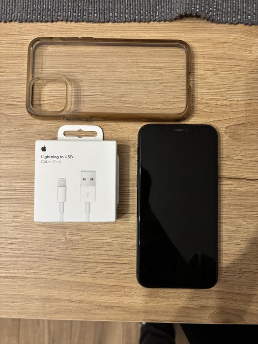 Iphone 11 pro z oryginalnym kablem