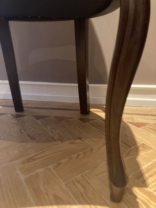 Cadeira de madeira estofada