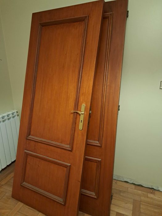 Portas interiores em madeira de tola.