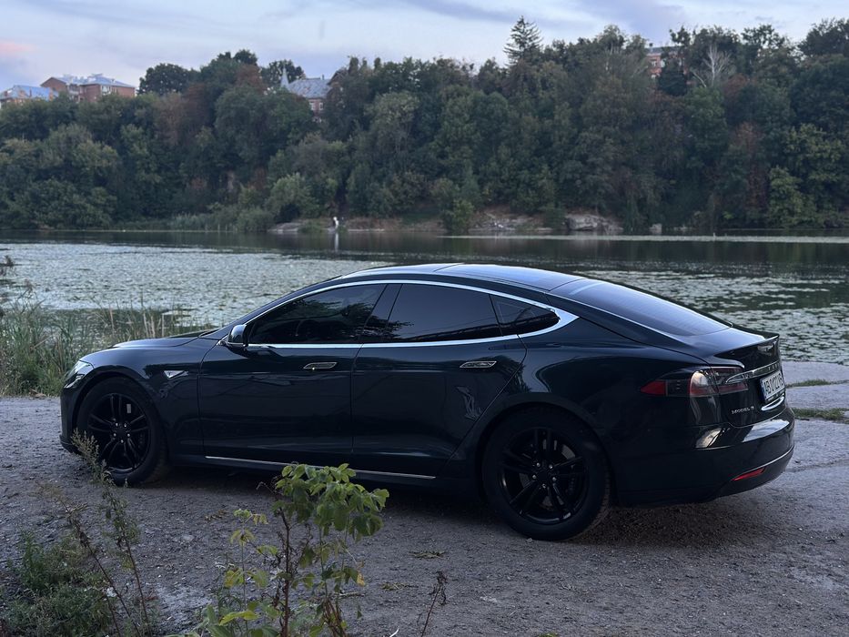 Tesla model s 85
