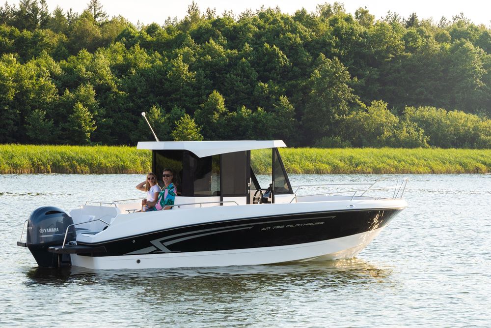 Łódź AM 722 PILOTHOUSE motorowa łódka