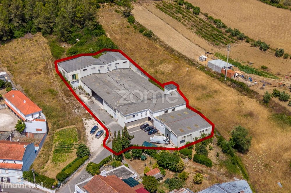 Industrial Pavilion/Warehouse, at the entrance of Alcobaça, with 1,960 m²