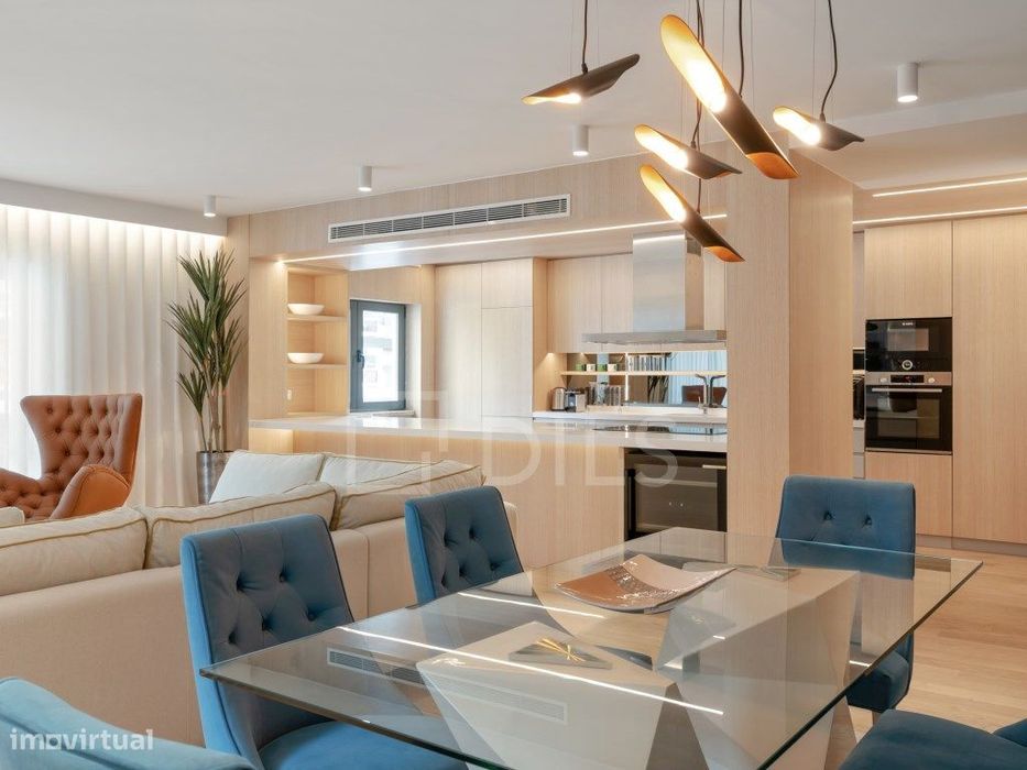 Apartamento T3, com área 150 m2,com 2 boxes, no Monte Estoril