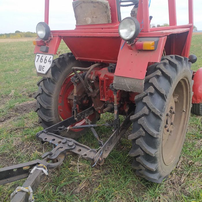 Трактор т25 з причепом та плугом.