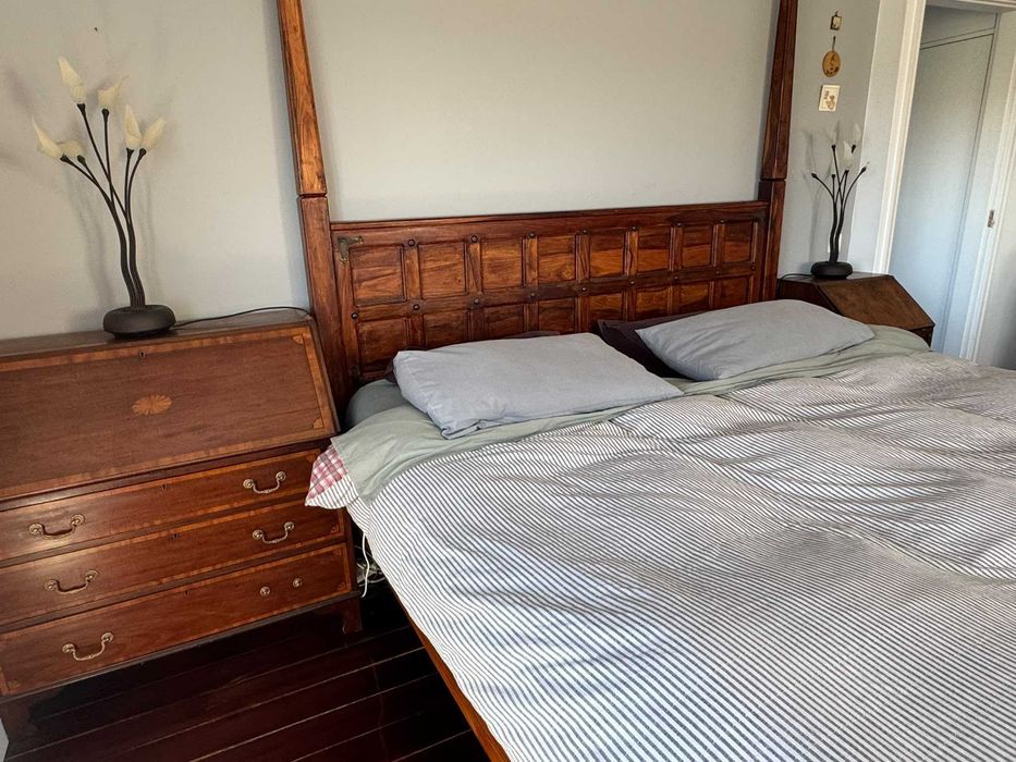Cama de madeira maciça de design da MARINA Furniture, no Dubai