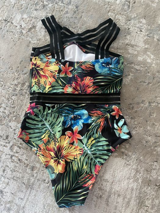 Суцільний купальник