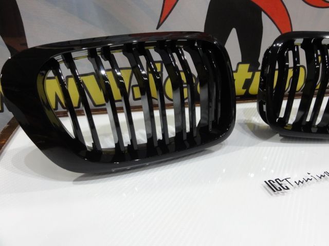 Grelha frontal em preto piano brilhante para BMW E46 COUPE / CABRIO 99-03 M4 look / dupla lamina