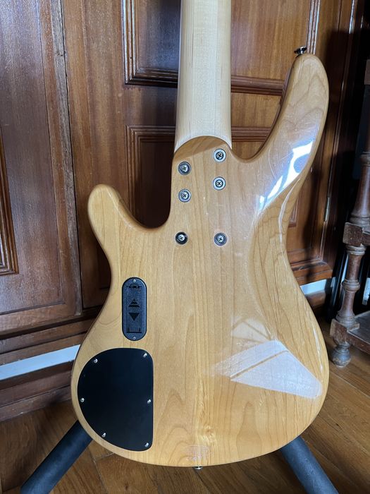 Baixo de 5 cordas yamaha