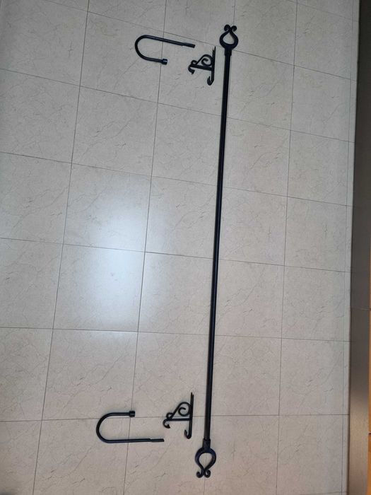 Varão para cortinado em ferro c/ 1.55 m comprimento + acessórios