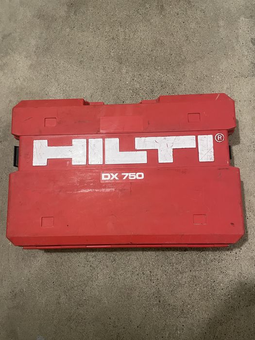 Hilti DX 750 osadzak +naboje i gwoździe mało używane