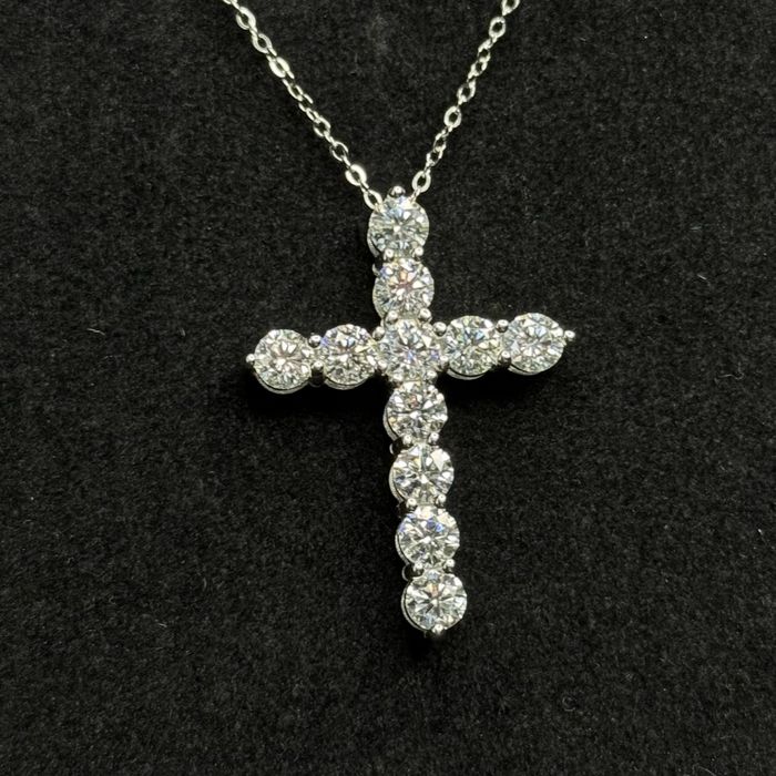 Хрестик із муассанітами 1.1 та 3.3 ct