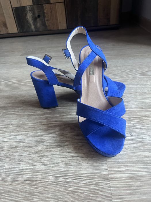 Nowe zamszowe sandały rozm 38