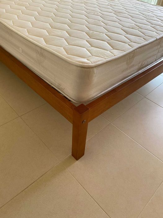 Cama de casal, colchão e mesas de cabeceira em madeira ótimo estado