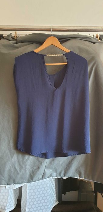 Blusa com ombreiras e corrente