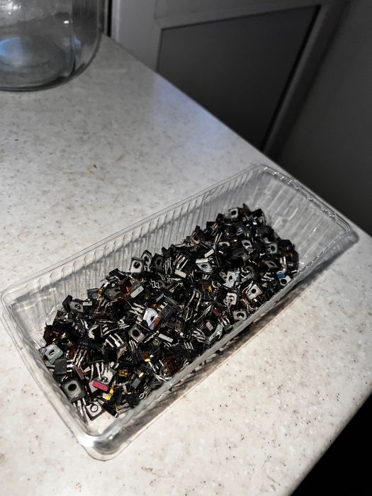 Транзистори КТ814, КТ815, і подібні.