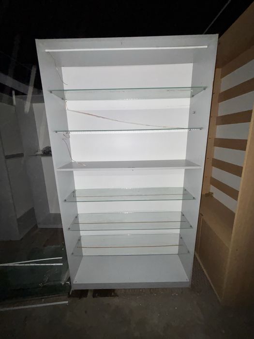 Вітрина стілаж ,зі скляними подицями