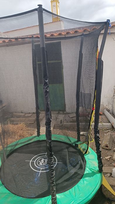 Trampolim de criança com proteção