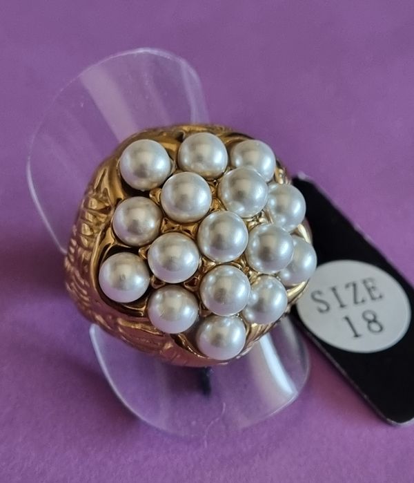 Anel dourado, em aço, cheio de pérolas em cima. T18
