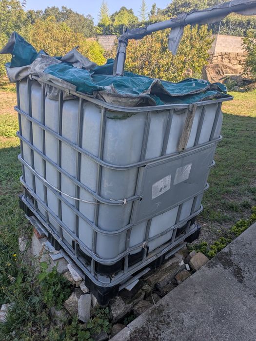 Contentor de líquidos com palete de plástico 1000L