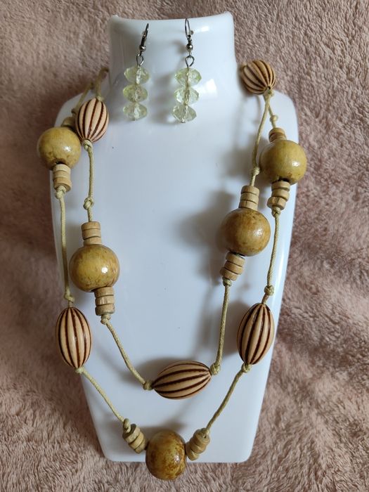 Zestaw biżuterii damskiej z kolczykami.