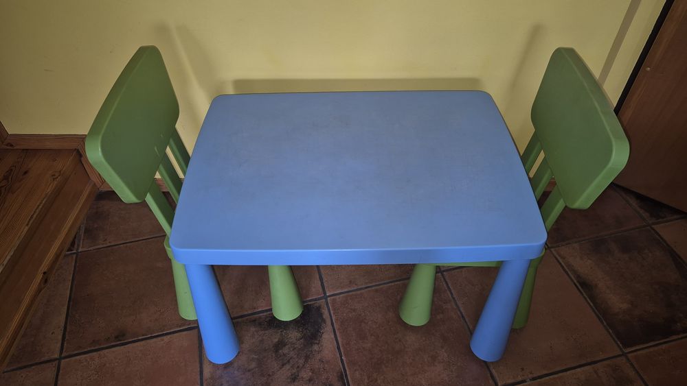 Stolik i dwa krzesełka dla dzieci. IKEA Mammut