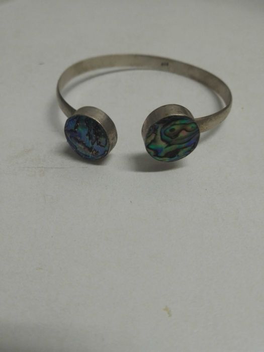 Pulseira prateada de mulher