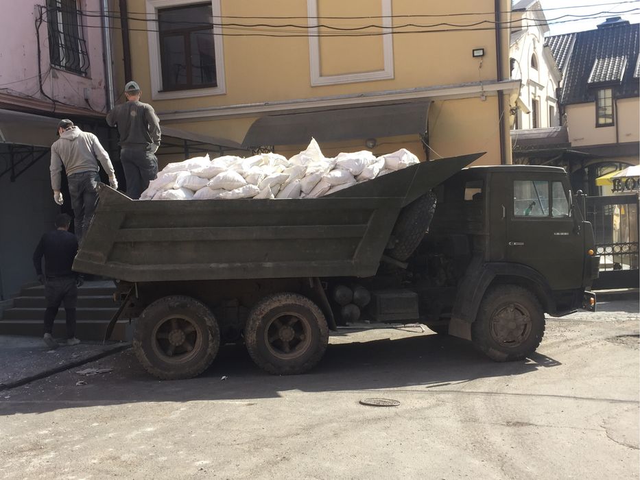Камаз,вивіз сміття різного хламу пісок щебінь відсів
